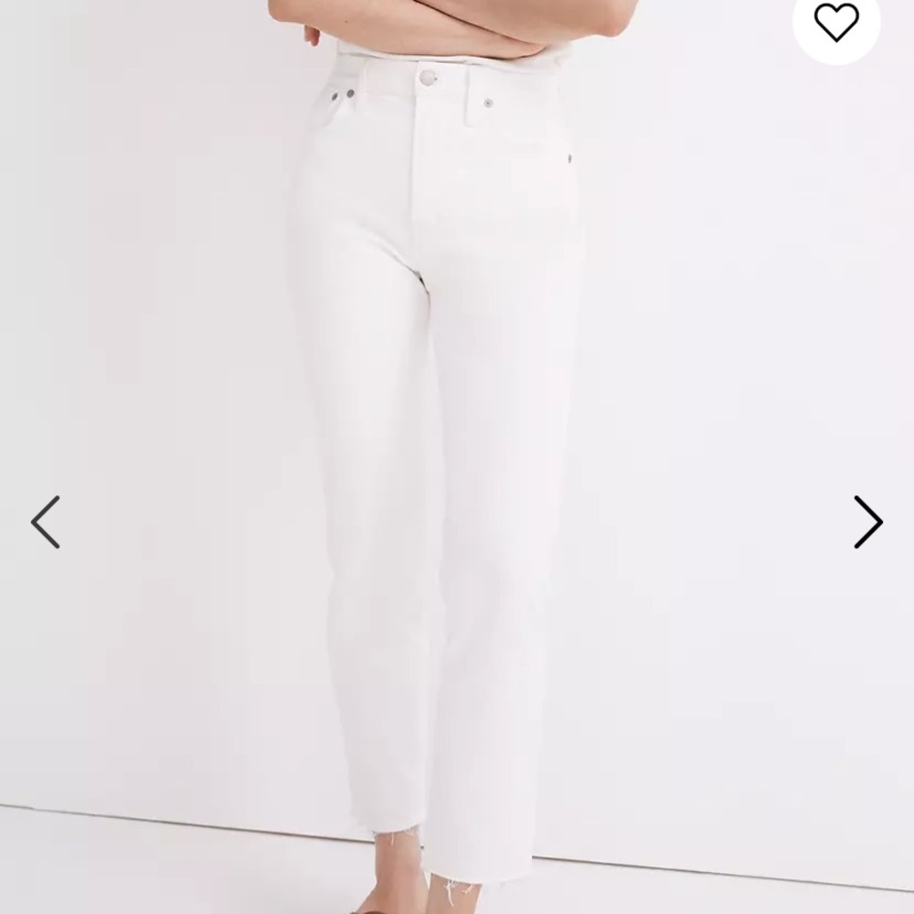 White perfect vintage jeans in size 32. Mom jeans, straight leg jean. Raw hem.